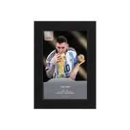 صورة ميسي يقبل كأس العالم 2022